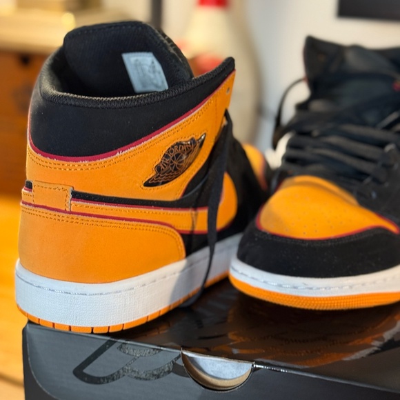 ALMOST NEW WORN ONCE - M 10.5 - AIR JORDAN 1 MID SE CREAMSICLE TAMPA BUCCANEERS main image 11